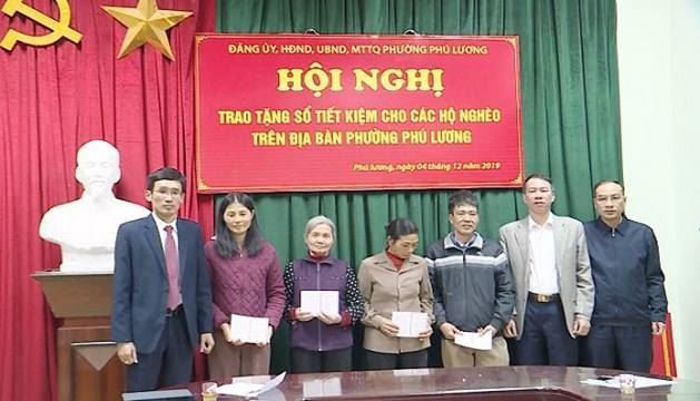 Quận Hà Đông tặng sổ tiết kiệm cho 30 hộ nghèo phường Phú Lương, Đồng Mai 
