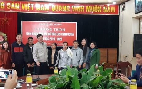 Sơn Tây tổ chức Chương trình đón nhận Cha mẹ đỡ đầu Lưu học sinh Campuchia.