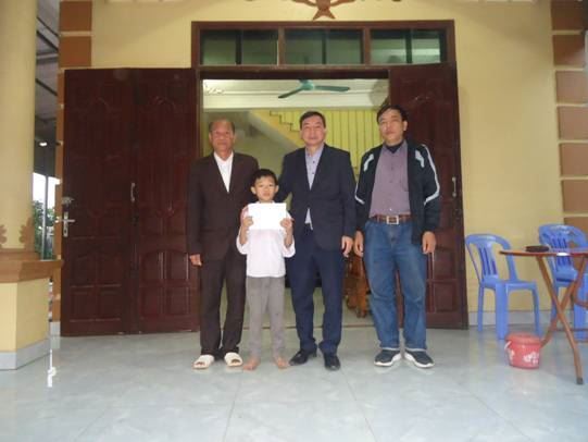 Ủy ban MTTQ Việt Nam huyện Mê Linh tổ chức đi thăm hỏi, hỗ trợ gia đình nạn nhân bị tai nạn đuối nước tại xã Thạch Đà.