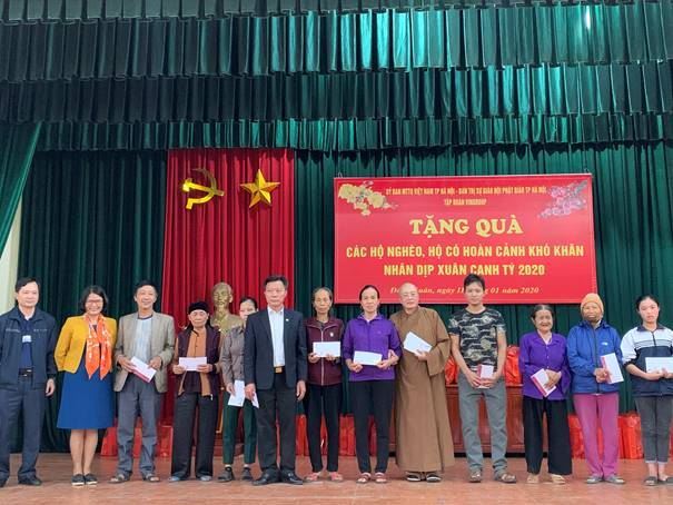 Trao quà Tết cho các gia đình có hoàn cảnh khó khăn tại huyện Sóc Sơn nhân dịp Tết Nguyên đán Canh Tý 2020