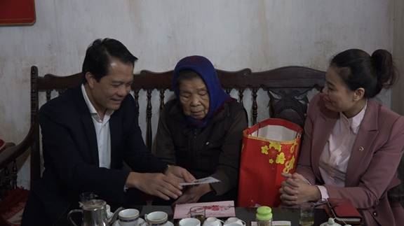Mỹ Đức thăm, tặng quà Mẹ Việt Nam Anh hùng, đối tượng chính sách trên địa bàn huyện