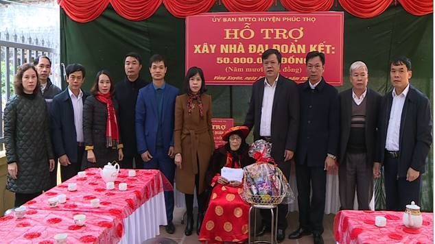 Ủy ban MTTQ Việt Nam huyện Phúc Thọ hỗ trợ cho hộ, người có hoàn cảnh đặc biệt khó khăn dịp Tết Nguyên đán	
