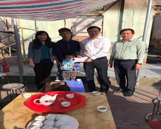 Ủy ban MTTQ Việt Nam huyện Thanh Oai hỗ trợ gia đình gặp thiên tai hỏa hoạn