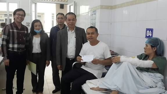 Ủy ban MTTQ Việt Nam quận Thanh Xuân thăm hỏi, động viên các nạn nhân bị bỏng do vụ cháy tại phố Khương Hạ, phường Khương Đình 