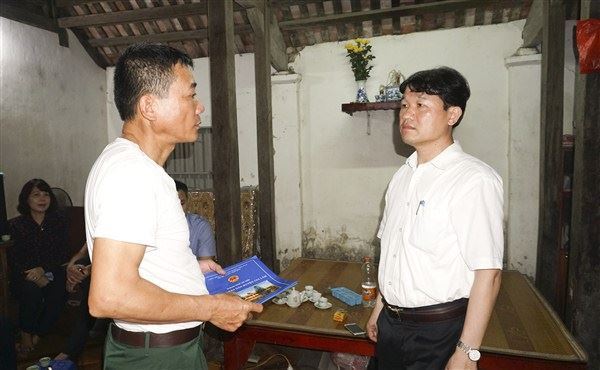 Lãnh đạo huyện Gia Lâm thăm hỏi gia đình các nạn nhân vụ hoả hoạn tại Khu công nghiệp Phú Thị