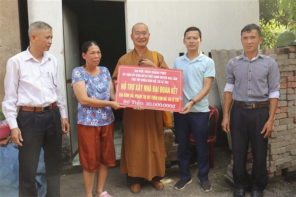 Uỷ ban MTTQ huyện Gia Lâm phối hợp với đại đức Thích Quảng Phúc  hỗ trợ kinh phí xây nhà Đại đoàn kết