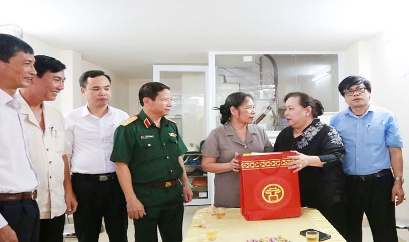 Đồng chí Nguyễn Thị Bích Ngọc - Phó Bí thư Thành ủy, Chủ tịch HĐND TP thăm, tặng quà thương binh tại quận Hà Đông