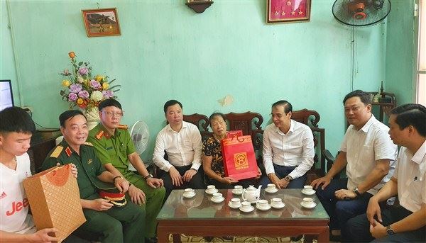 Phó Bí thư Thành ủy Hà Nội thăm hỏi, động viên mẹ liệt sĩ Nguyễn Huy Thịnh - Chiến sĩ hy sinh trong vụ Đồng Tâm 