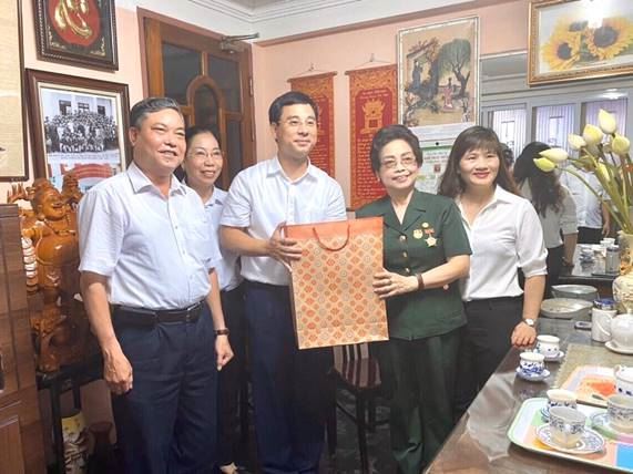 Quận Hoàng Mai tặng quà các gia đình chính sách nhân dịp kỷ niệm 73 năm ngày Thương binh Liệt sỹ (27/7/1947-27/7/2020)