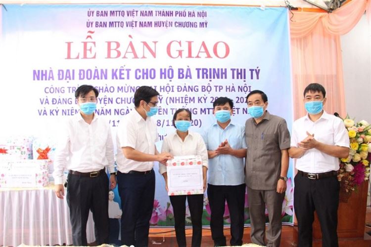 Bàn giao nhà đại đoàn kết cho hộ nghèo tại xã Tiên Phương và Phụng Châu, huyện Chương Mỹ