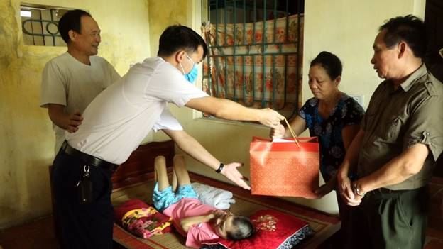 Huyện Thanh Oai thăm tặng quà gia đình nạn nhân chất độc da cam