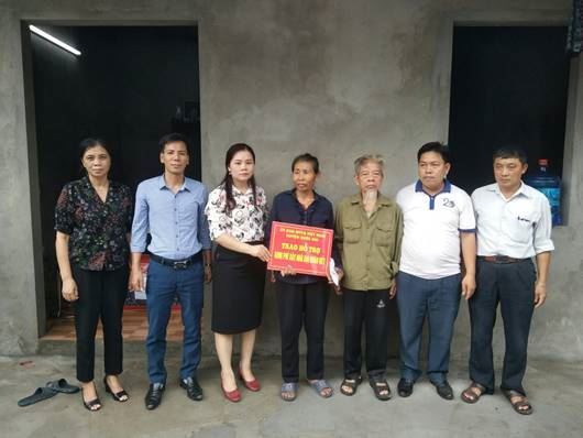 Ủy ban MTTQ Việt Nam huyện Quốc Oai trao tiền hỗ trợ xây, sửa nhà Đại đoàn kết