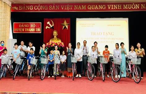 Ủy ban MTTQ Việt Nam huyện Thanh Trì trao tặng xe đạp cho học sinh nghèo trước thềm khai giảng năm học mới 2020-2021