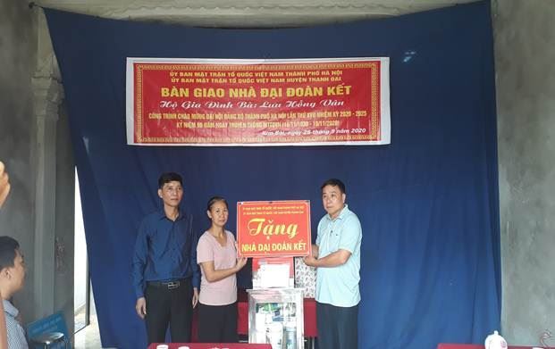 Ủy ban MTTQ Việt Nam huyện Thanh Oai trao kinh phí hỗ trợ 3 hộ nghèo