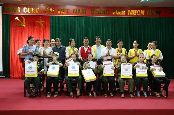 Ủy ban MTTQ Việt Nam quận Bắc Từ Liêm trao tặng sổ tiết kiệm cho Cựu Thanh niên xung phong