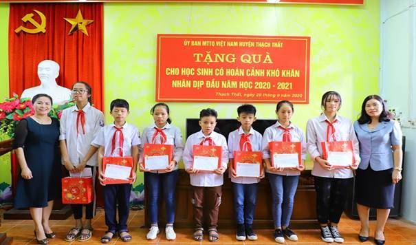 Uỷ ban MTTQ Việt Nam huyện Thạch Thất tặng quà  cho học sinh nghèo vượt khó nhân dịp Tết trung thu, đầu năm học mới