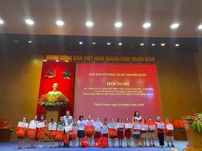 Ủy ban MTTQ Việt Nam quận Thanh Xuân tặng quà cho học sinh có hoàn cảnh khó khăn nhân dịp đầu năm học mới 2020