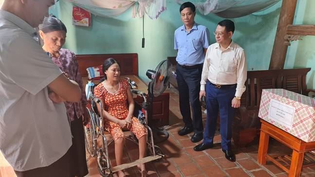 Huyện Mê Linh thăm hỏi, hỗ trợ gia đình chị Nguyễn Thị Hoa có hoàn cảnh đặc biệt khó khăn xã Tiến Thắng.