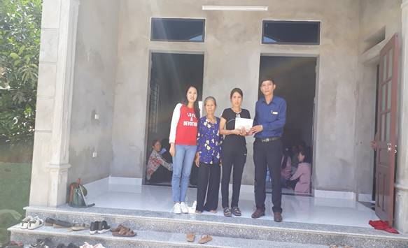 Huyện Thanh Oai trao kinh phí hỗ trợ hộ nghèo xây dựng nhà ở năm 2020