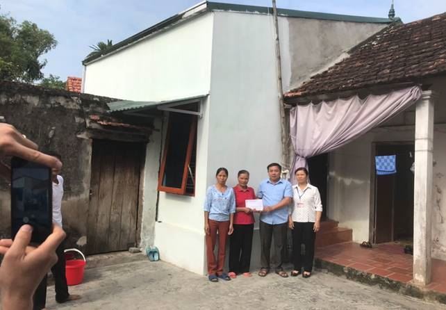 Huyện Thanh Oai hỗ trợ hộ nghèo xã Tam Hưng và Đỗ Động xây dựng nhà ở năm 2020