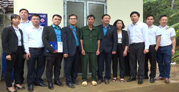 Huyện Thạch Thất trao tặng Nhà đại đoàn kết nhân dịp kỷ niệm 90 năm ngày truyền thống MTTQ Việt Nam