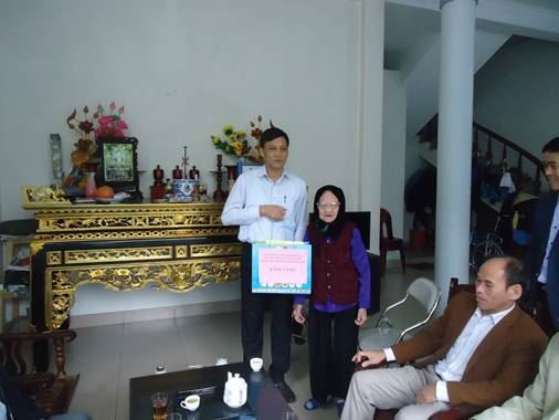 Huyện Mê Linh tổ chức thăm, tặng quà các Mẹ Việt Nam anh hùng và các hộ gia đình nghèo nhân dịp kỷ niệm 90 năm Ngày truyền thống MTTQ Việt Nam.