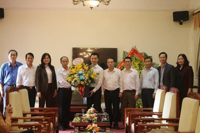 Các đồng chí lãnh đạo huyện Gia Lâm chúc mừng ngày truyền thống MTTQ Việt Nam