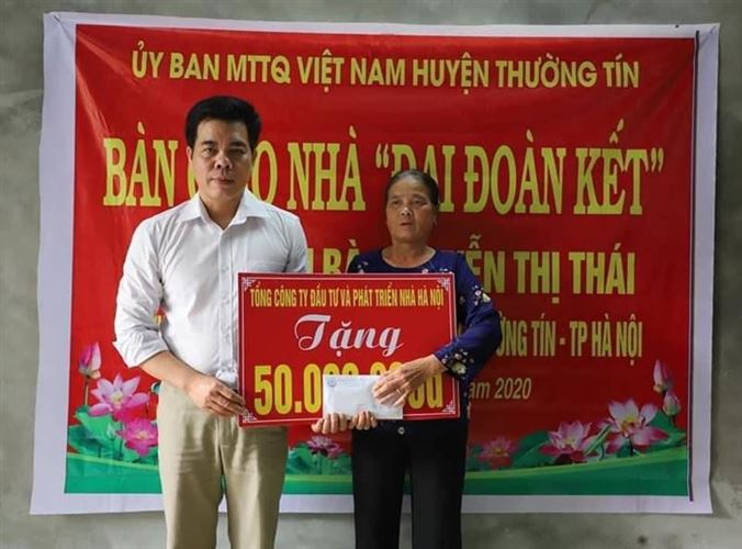 Ủy ban MTTQ Việt Nam huyện Thường Tín bàn giao nhà đại đoàn kết cho hộ nghèo                                                                                       