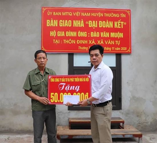 Huyện Thường Tín bàn giao tiền hỗ trợ xây dựng nhà Đại đoàn kết cho gia đình ông Đào Văn Muộn thôn Đinh xá, xã Văn Tự.