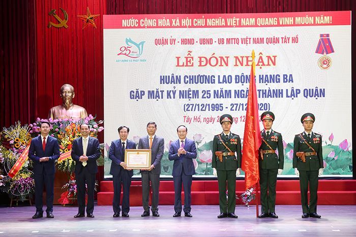 Quận Tây Hồ đón nhận Huân chương Lao động hạng Ba