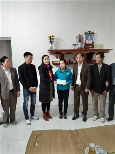 Ủy ban MTTQ huyện Quốc Oai trao tiền hỗ trợ xây nhà đại đoàn kết            