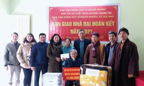 Ban trị sự Phật giáo huyện Thanh Trì phối hợp trao nhà đại đoàn kết  