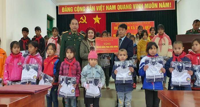 Đoàn MTTQ Việt Nam quận Cầu Giấy trao tặng áo ấm và học bổng cho học sinh là con em hộ nghèo có hoàn cảnh đặc biệt khó khăn tại huyện Tân Uyên, tỉnh Lai Châu