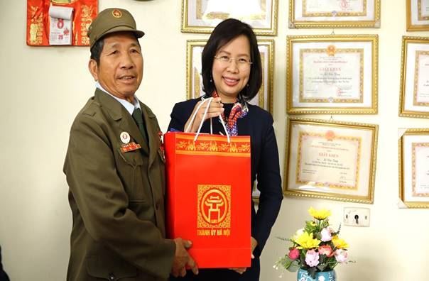 Lãnh đạo thành phố, huyện thăm, tặng quà các gia đình chính sách tiêu biểu huyện Thanh Oai