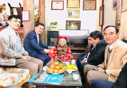 Đoàn các đồng chí lãnh đạo thành phố Hà Nội đến thăm, tặng quà  gia đình chính sách huyện Thanh Trì nhân dịp Tết Tân Sửu 2021
