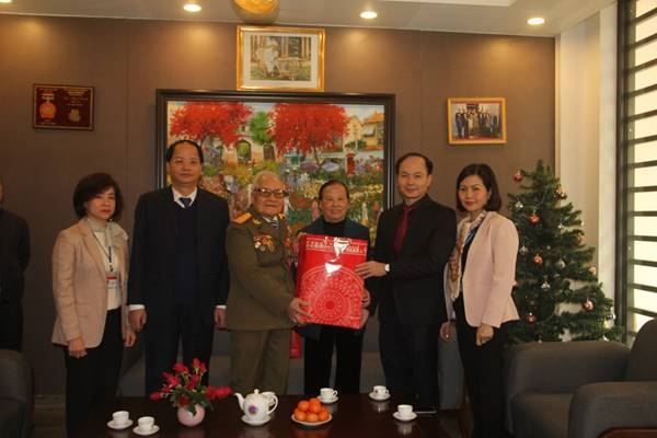 Thành ủy Hà Nội tặng quà đối tượng người có công với cách mạng  tại quận Long Biên