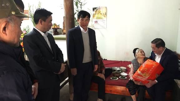 Huyện Mỹ Đức thăm, tặng quà Mẹ Việt Nam Anh hùng, đối tượng chính sách nhân dịp Tết nguyên đán Tân Sửu năm 2021