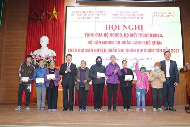 UBND - Ủy ban MTTQ Việt Nam huyện Quốc Oai phối hợp trao quà tết hộ nghèo, hộ có hoàn cảnh khó khăn nhân dịp Tết Nguyên Đán Tân Sửu 2021