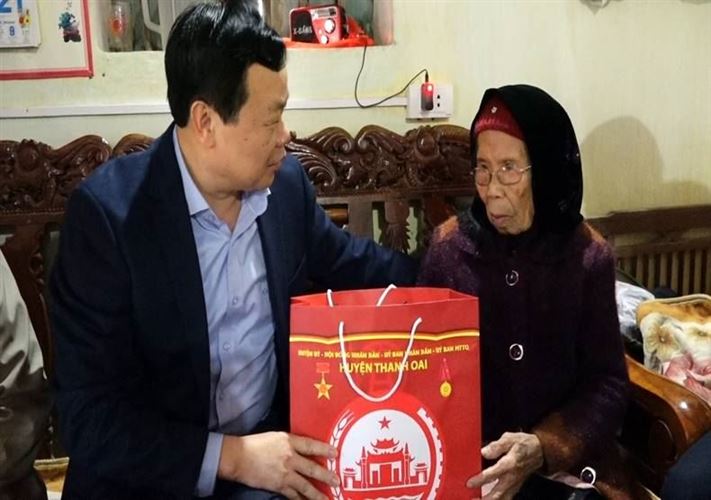 Huyện Thanh Oai tổ chức các đoàn thăm và tặng quà nhân dịp Tết nguyên đán Tân Sửu