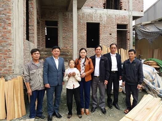 Ủy ban MTTQ Việt Nam huyện Quốc Oai trao tiền hỗ trợ xây, sửa nhà đại đoàn kết