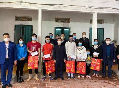 Ủy ban MTTQ Việt Nam huyện Mê Linh phối hợp tặng quà Tết cho công nhân thuê trọ trên địa bàn huyện Mê Linh không về quê đón Tết do đại dịch Covid-19.
