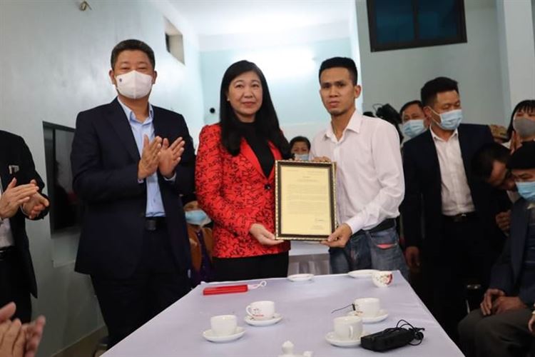 Chủ tịch Ủy ban MTTQ Việt Nam Thành phố thăm anh Nguyễn Ngọc Mạnh và cháu bé ngã từ tầng 12 chung cư   