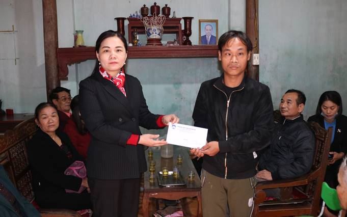 Ủy ban MTTQ Việt Nam huyện Quốc Oai hỗ trợ hộ cận nghèo có hoàn cảnh đặc biệt khó khăn tại xã Thạch Thán