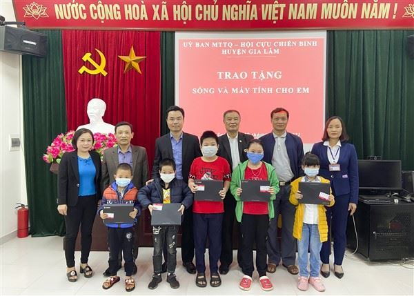 Ủy ban MTTQ Việt Nam huyện Gia Lâm trao tặng máy tính cho học sinh có hoàn cảnh khó khăn và trao Nhà Đại đoàn kết