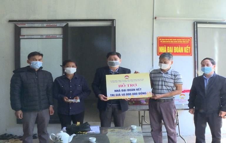 Ủy ban MTTQ Việt Nam huyện Ứng Hòa khánh thành và bàn giao kinh phí hỗ trợ xây dựng nhà Đại đoàn kết tại xã Vạn Thái