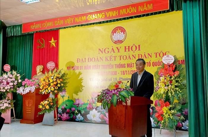 Chủ tịch UBND TP Chu Ngọc Anh chung vui cùng nhân dân phường Phú Diễn, quận Bắc Từ Liêm trong Ngày hội đại đoàn kết toàn dân tộc