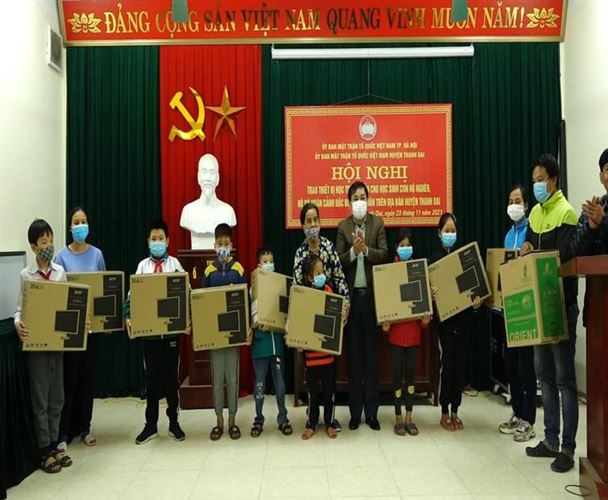 Ủy ban MTTQ Việt Nam huyện Thanh Oai trao “Sóng và máy tính cho em”