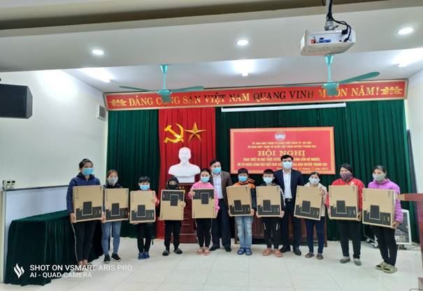 Ủy ban MTTQ Việt Nam huyện Thanh Oai trao “Sóng và máy tính cho em”