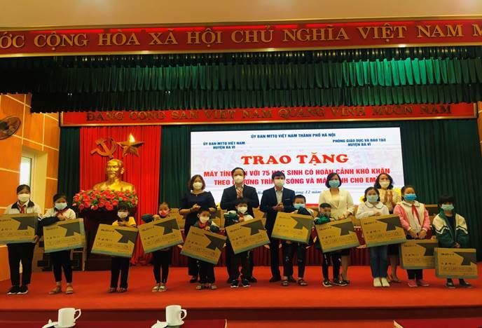 Ủy ban MTTQ Việt Nam huyện Ba Vì phối hợp trao tặng máy tính cho 75 học sinh hưởng ứng Chương trình “Sóng và máy tính cho em”