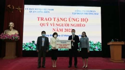 Ủy ban MTTQ Việt Nam quận Long Biên tiếp nhận ủng hộ  Quỹ “Vì người nghèo” năm 2022